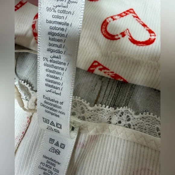 SKIMS Women's Two-Piece Heart Print Pajama Set in White and Red - Picture 5 of 6